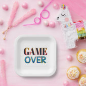 Quadratischer weißer Teller mit fettem Text "GAME  (Party)