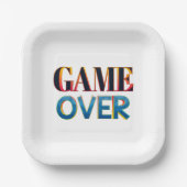 Quadratischer weißer Teller mit fettem Text "GAME  (Vorderseite)