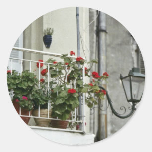 Quaint Balcony in Old Town Korfu Blume Runder Aufkleber