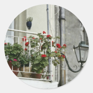 Quaint Balcony in Old Town Korfu Blume Runder Aufkleber