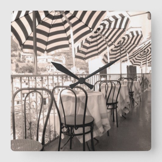 Quaint restaurant balcony, Italy Quadratische Wanduhr (Vorderseite)