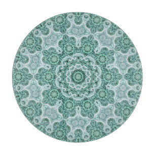 Quälen in aquamarinem schneidebrett