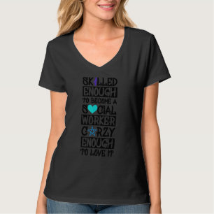 Qualifiziert genug, um ein Sozialarbeiter zu werde T-Shirt