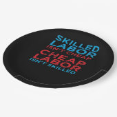 Qualifizierte Arbeitskräfte sind keine billigen La Pappteller (Schrägansicht)