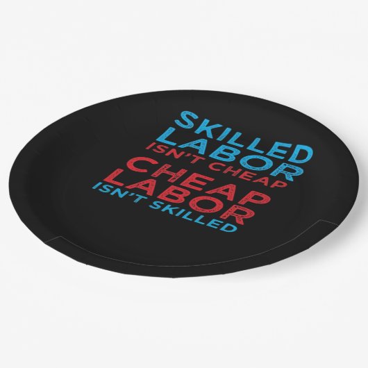 Qualifizierte Arbeitskräfte sind keine billigen La Pappteller (Schrägansicht)