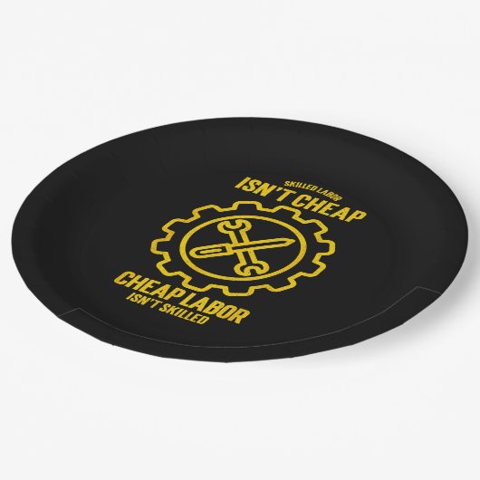 Qualifizierte Arbeitskräfte sind nicht billig, bil Pappteller (Schrägansicht)