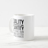 Qualität ist wichtiger als Quantität Kaffeetasse (Vorderseite Links)
