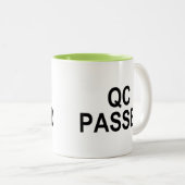 Qualitätskontrolle GEFÜHRT Zweifarbige Tasse (VorderseiteRechts)