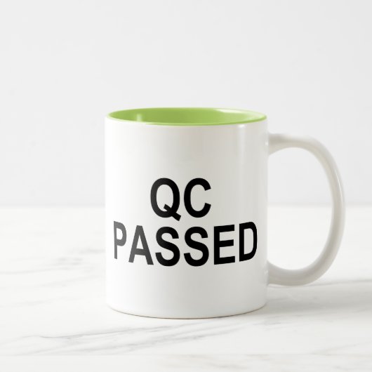 Qualitätskontrolle GEFÜHRT Zweifarbige Tasse (Rechts)