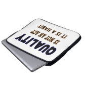 Qualitätstitel, Qualität ist kein Akt, sondern Gew Laptopschutzhülle (Vorne Knopf)