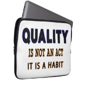 Qualitätstitel, Qualität ist kein Akt, sondern Gew Laptopschutzhülle (Vorne Rechts)