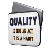Qualitätstitel, Qualität ist kein Akt, sondern Gew Laptopschutzhülle (Vorderseite Links)