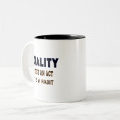Qualitätstitel, Qualität ist kein Akt, sondern Gew Zweifarbige Tasse (Vorderseite Links)