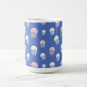 Quallen auf blauem Hintergrund Kaffeetasse (Mittel)