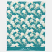 Quallen in Blue Ocean Summer Season Monogram Fleecedecke (Vorderseite)