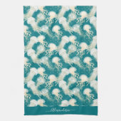 Quallen in Blue Ocean Summer Season Monogram Geschirrtuch (Vertikal)