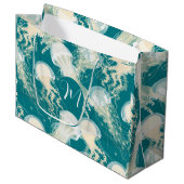 Quallen in Blue Ocean Summer Season Monogram Große Geschenktüte (Vorderseite Schrägansicht)