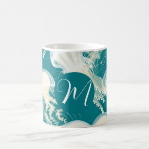 Quallen in Blue Ocean Summer Season Monogram Kaffeetasse