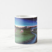 Quallen über die landschaftliche Tasse fliegen (Mittel)