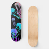 Quallenschwarm im Schwarzen Skateboard-Deck Skateboard (Vorderseite)