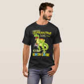Quarantäne Level Up 8th Grad Dinousar Game Back T T-Shirt (Vorne ganz)