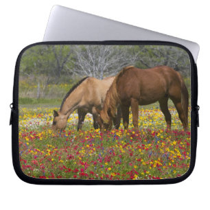 Quarter Horse auf einem Feld mit Wildblumen in der Laptopschutzhülle