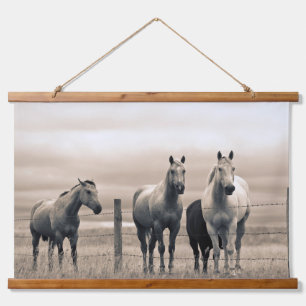 Quarter Horses in der kanadischen Prärie Wandteppich Mit Holzrahmen