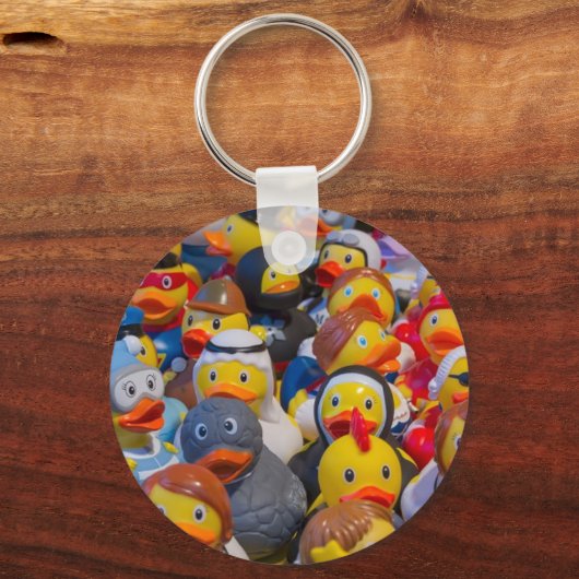 Quarzgelbe Kunststoffenten tragen Kostüme Schlüsselanhänger (Rückseite)