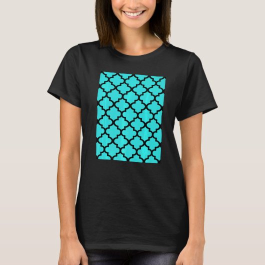 Quatrefoil Pattern In Black Outline On Aqua Blue T-Shirt (Vorderseite)
