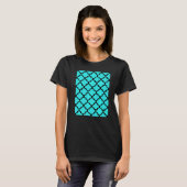 Quatrefoil Pattern In Black Outline On Aqua Blue T-Shirt (Vorne ganz)