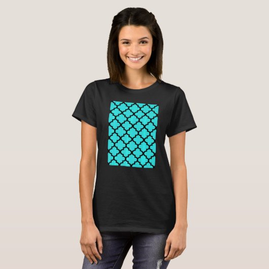 Quatrefoil Pattern In Black Outline On Aqua Blue T-Shirt (Vorne ganz)