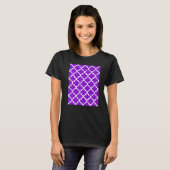 Quatrefoil Pattern In White Outline On Purple T-Shirt (Vorne ganz)