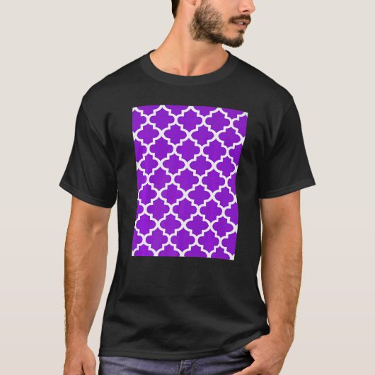 Quatrefoil Pattern In White Outline On Purple T-Shirt (Vorderseite)