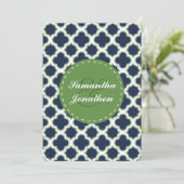 Quatrefoil Pattern Navy Blue & Green Wedding Einladung (Stehend Vorderseite)