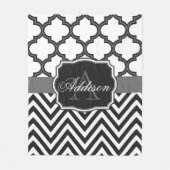 Quatrefoil Zickzack Monogramm Fleecedecke (Vorderseite)