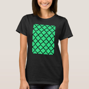 Quatrefolienmuster in schwarzer Kontur auf hellgrü T-Shirt