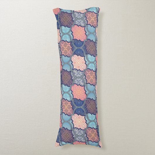 Quatrefolienmuster Seitenschläferkissen (Vorderseite Vertikal)