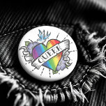 Que Heart Tattoo Button<br><div class="desc">Queer Herztattoo Button - Dieser ultrafunky Knopf wurde in Gay Pride-Farben entworfen,  um Liebe und Akzeptanz für alle zu feiern. Mit einem realistischen Bild eines regenbogenfarbenen Herzens,  das auf der Vorderseite mit Queer Stolz geschrieben ist. Der perfekte Knopf,  während du deine Sachen schlüpfst.</div>
