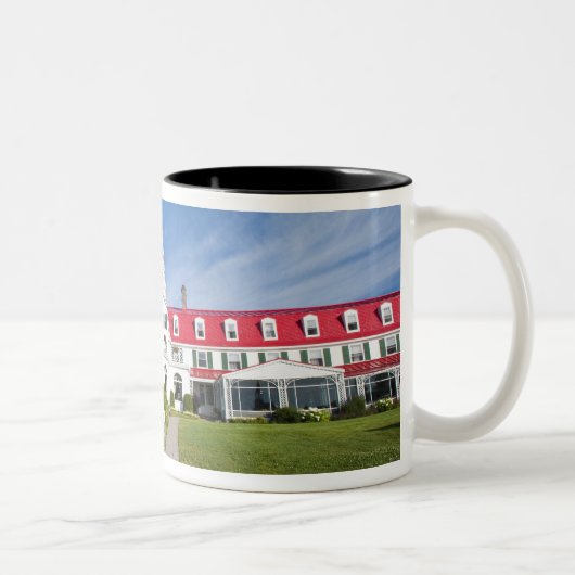  
Quebec, Kanada. Historisches Hotel Tadoussac Zweifarbige Tasse (Rechts)