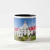  
Quebec, Kanada. Historisches Hotel Tadoussac Zweifarbige Tasse (Mittel)