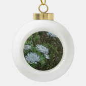 Queen Anne's Lace White Wild Blume Keramik Kugel-Ornament (Vorderseite)