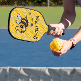 Queen Bee mit einem Sweet Swat Pickleball Schläger