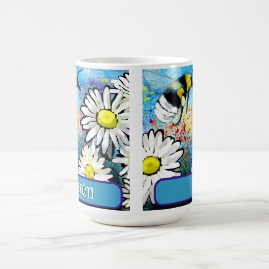 Queen Bee Whimsical Bumblebee Daisies Personalized Kaffeetasse (Mittel)