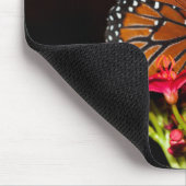 Queen Butterfly auf rosa Blume Mousepad (Ecke)