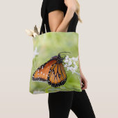 Queen Butterfly Sunning on Milkweed Tasche (Von Nahem)