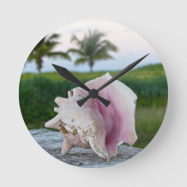 Queen Conch Muschel auf einer Mauer, das Bahamas P Runde Wanduhr