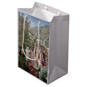 Queen Guinevere's Maying (by John Collier) Mittlere Geschenktüte (Vorderseite Schrägansicht)