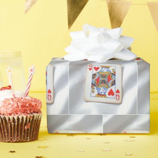 Queen of Hearts On White Satin Fabric Geschenkpapier (Geburtstagsparty)