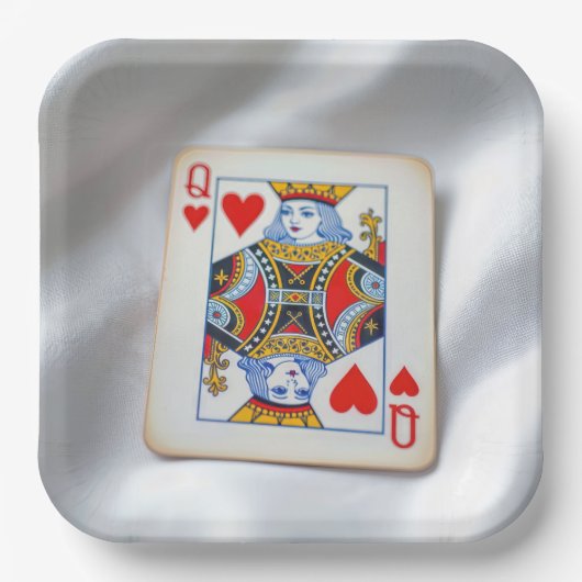 Queen of Hearts On White Satin Fabric Pappteller (Vorderseite)