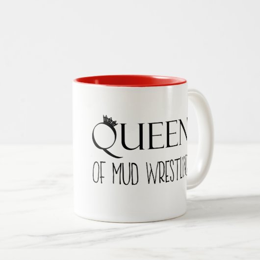 ‚QUEEN of Mud Wrestling‘ Zweifarbige Tasse (VorderseiteRechts)